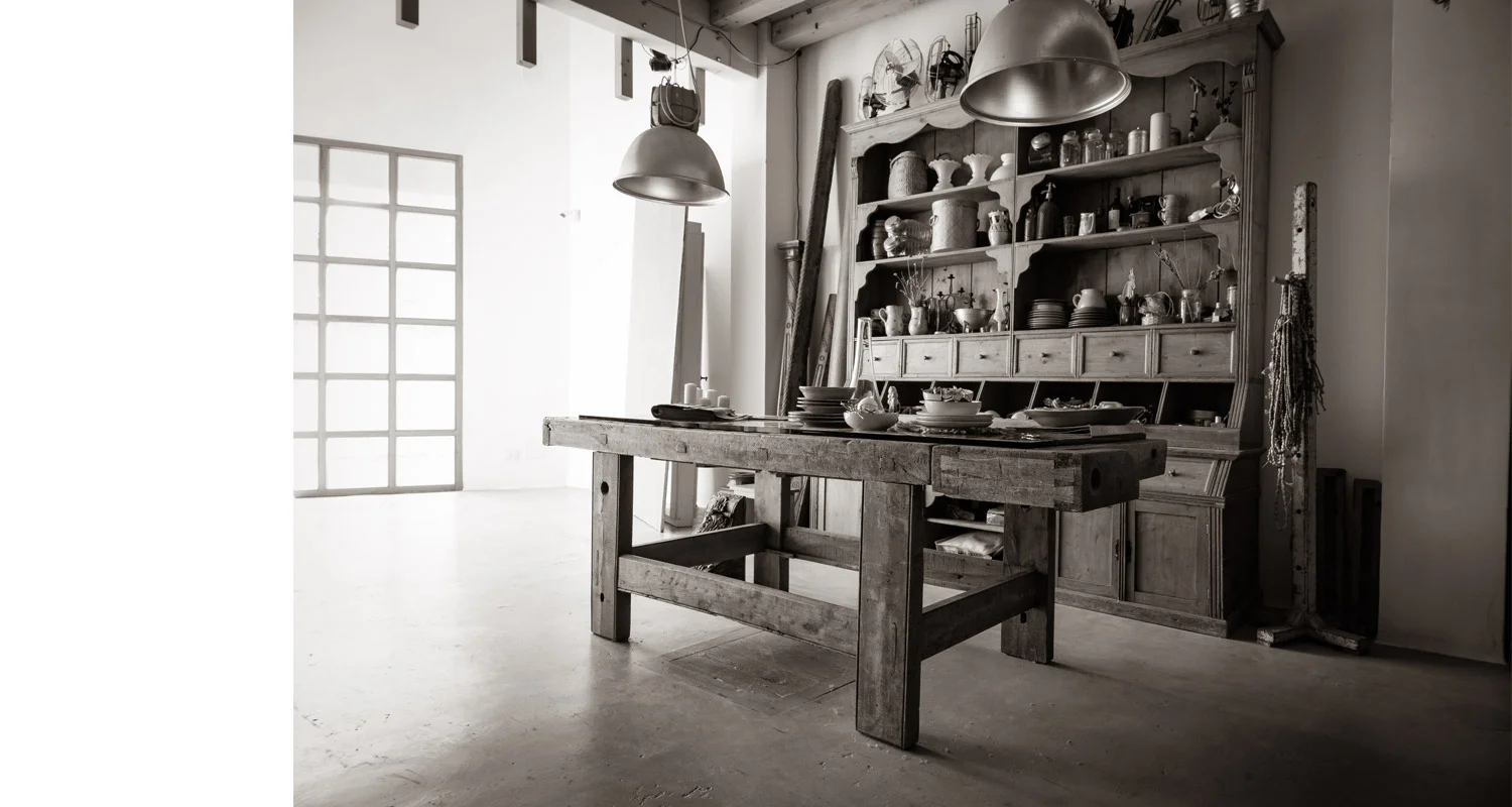 Credenza Con Tavolo Da Falegname Oggetti Di Uso Quotidiano Noleggio Arredi per Set Cinematografici ed Eventi - Credenza Con Tavolo Da Falegname