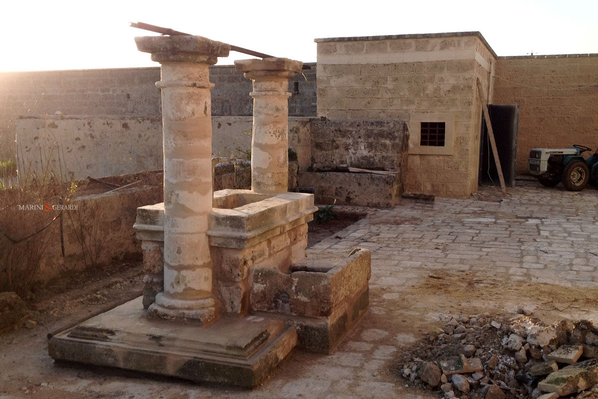 Pozzo In Pietra Rustica Con Colonne In Tufo Marini E Gerardi Pozzo In Pietra Rustica leccese Con Colonne In Tufo Marini E Gerardi